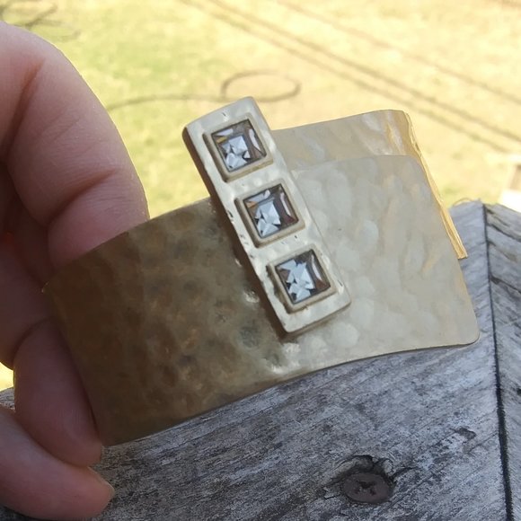 Lia Sophia That’s a Wrap Cuff Bracelet Brutalist vibes Hammered gold tone metal - Picture 2 of 16